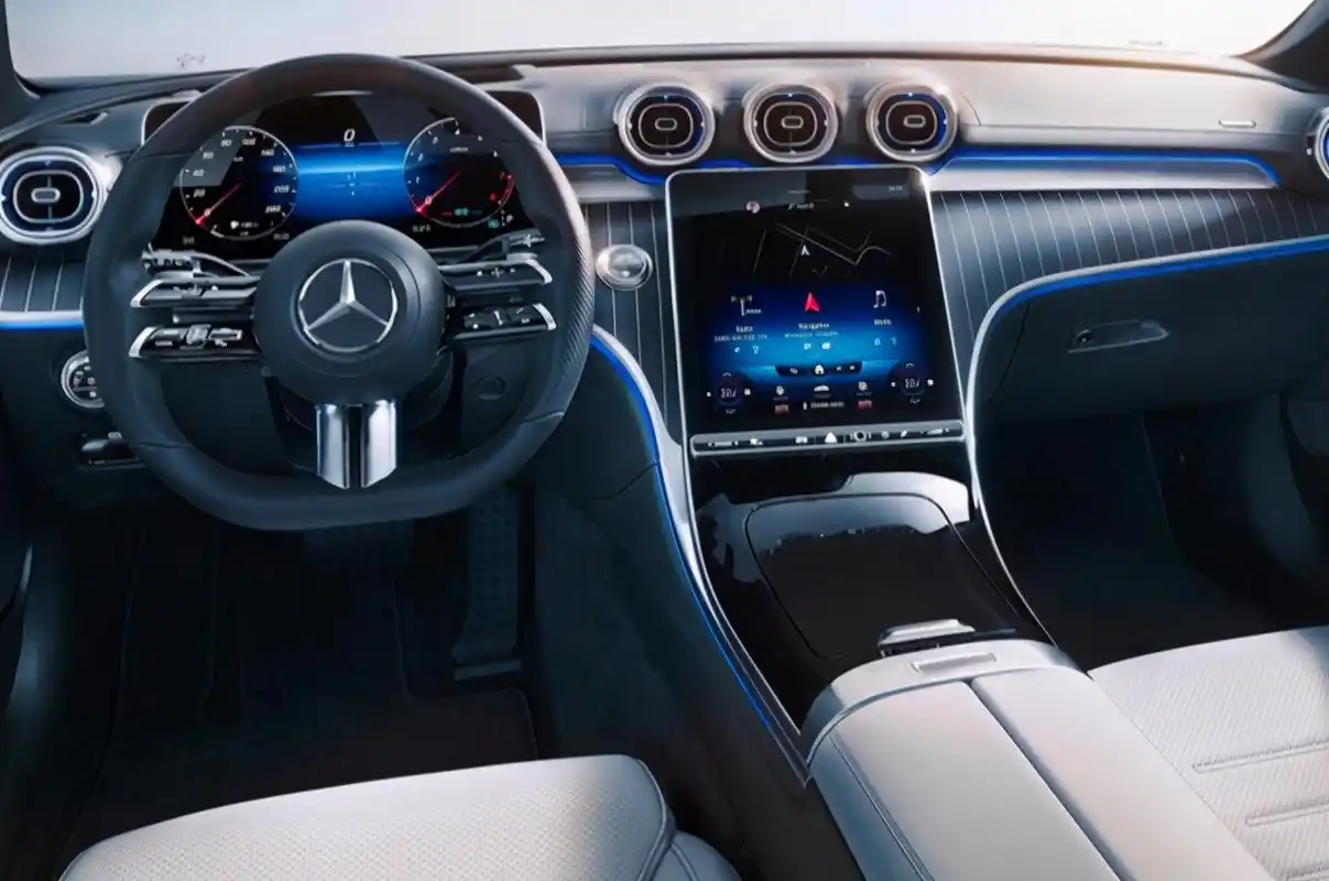 奔驰c级旅行版进店,s级同款大屏内饰,标配2.0t 9at,真帅气!