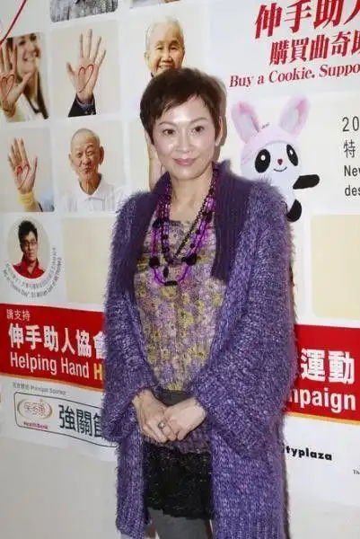 周润发前妻佘安安大胆,丝毫不考虑年纪,穿开叉长裙性感无比!_余安安