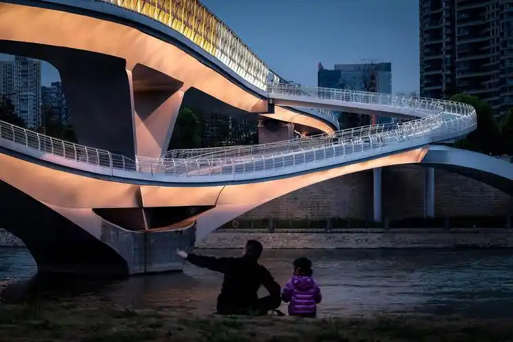 成都波浪形人行天桥