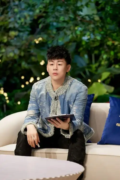 【#再见爱人#高清剧照】看着夫妻团们的情感经历,@胡彦斌又喜又忧,是