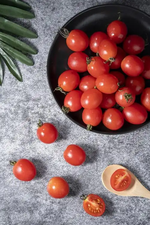 新鲜水果小西红柿桌上摆拍