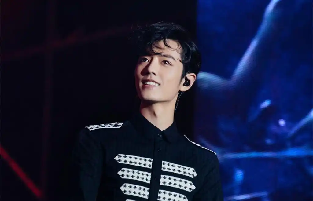 最新肖战帅气壁纸_陈情令演唱会肖战