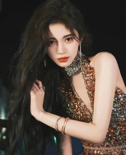 鞠婧祎音乐盛典造型大片,一袭金色流彩长裙,不愧是四千年的神颜_东方