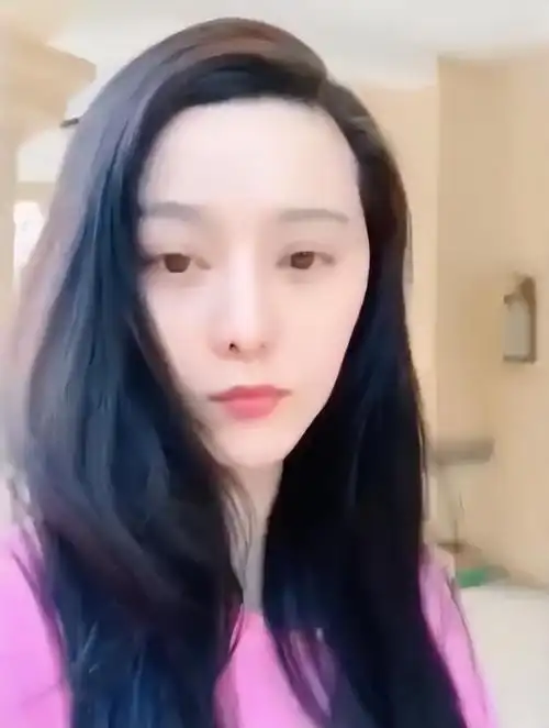 2,40岁范冰冰近照模样大变,与妈妈合体拍照,穿孕妇装又白又胖