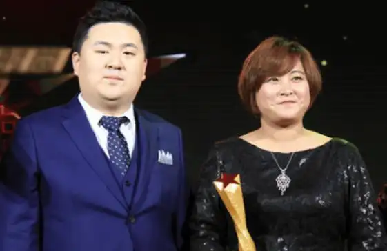 贾玲身材严重反弹?最新机场照流出,网友惊呆:真是不敢相信.