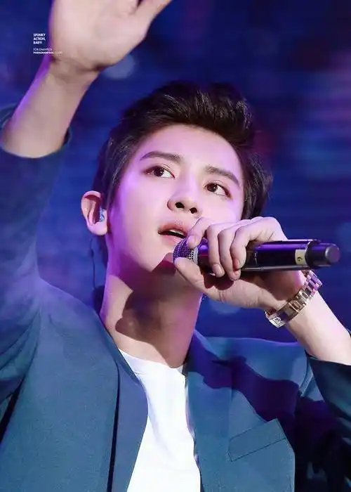 朴灿烈粉色头发搭配黑色西装出镜,萌萌的男孩子穿上西装如此可爱_颜色