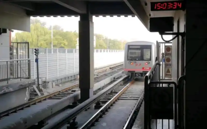 【北京地铁】一号线01086车组出传媒大学站