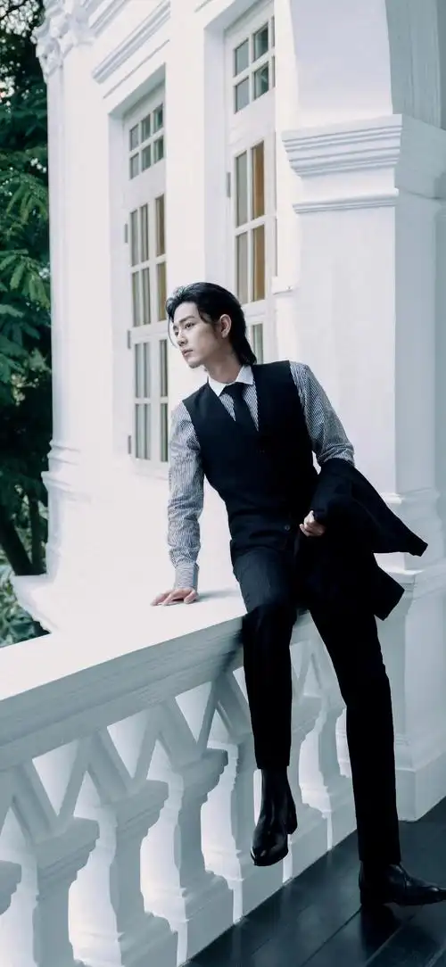 说到肖战脱西装了,立马想到狼尾战,这脱西装的动作又霸气又欲