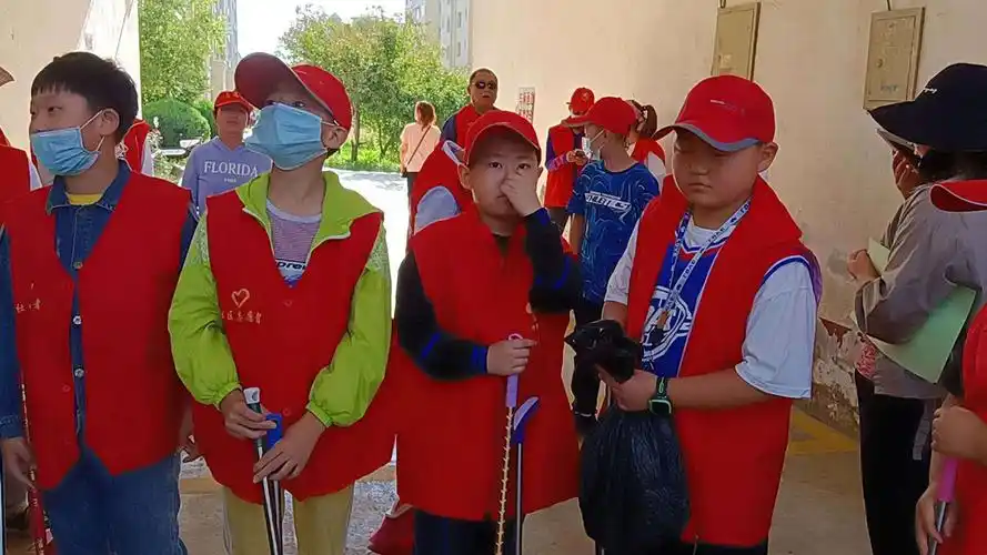 市三小四(5)班青少年公益活动——打扫社区卫生