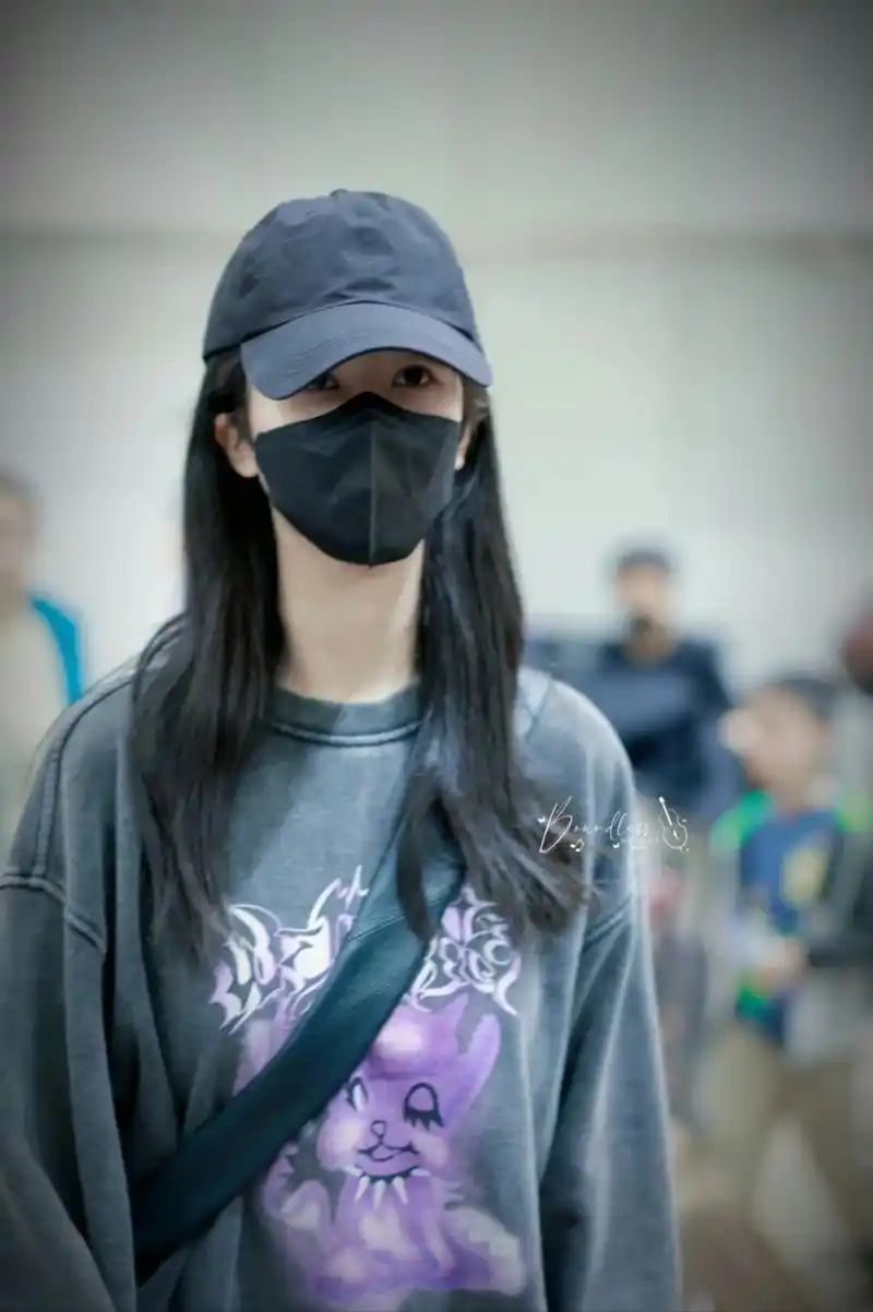 杨紫时装周结束回私服 百搭又时尚|||杨紫今日北京机场穿搭, 身穿褪色