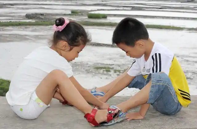 当然,儿女双全是最好不过了,爸爸妈妈可以教导小男孩勇敢地保护小女孩