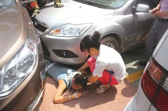 烟台一越野车路边溜车年轻女孩不幸被碾压图