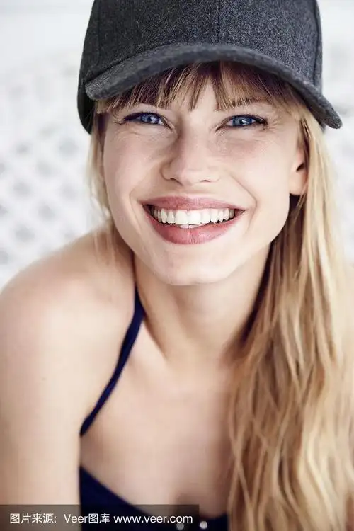 漂亮女孩的露齿微笑