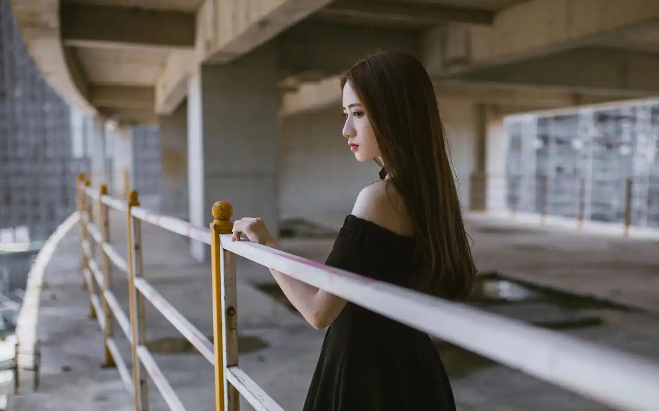 冷艳黑裙美女高清桌面壁纸