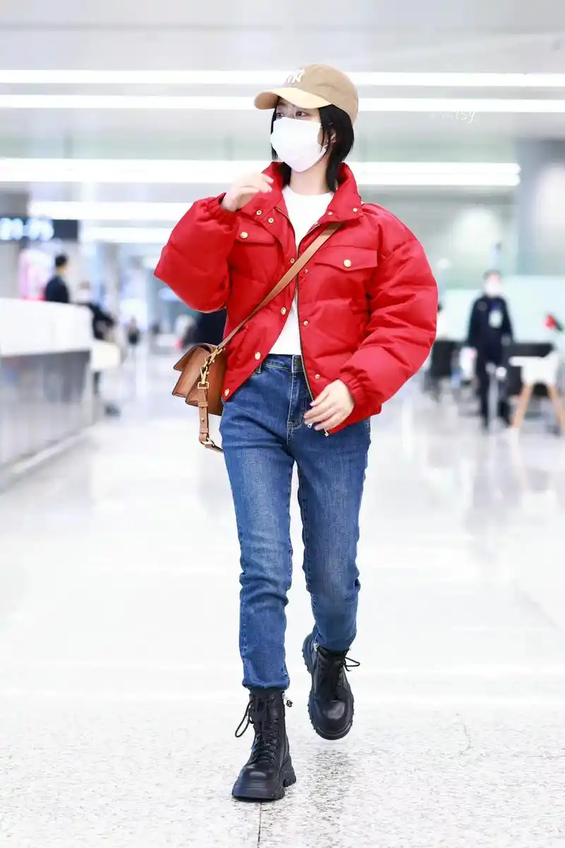 谭松韵现身机场,红色面包服搭牛仔裤,简约时尚又保暖!