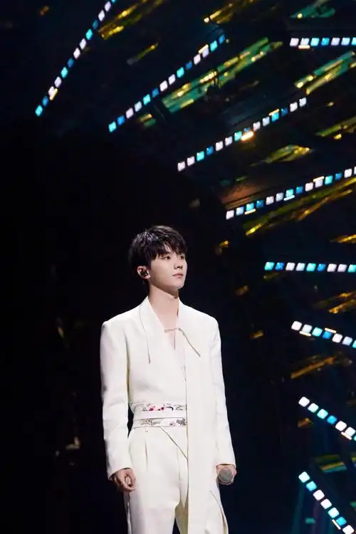 出一公舞台剧照,一席白色国风西装的马嘉祺宛若诗画里走出的翩翩公子