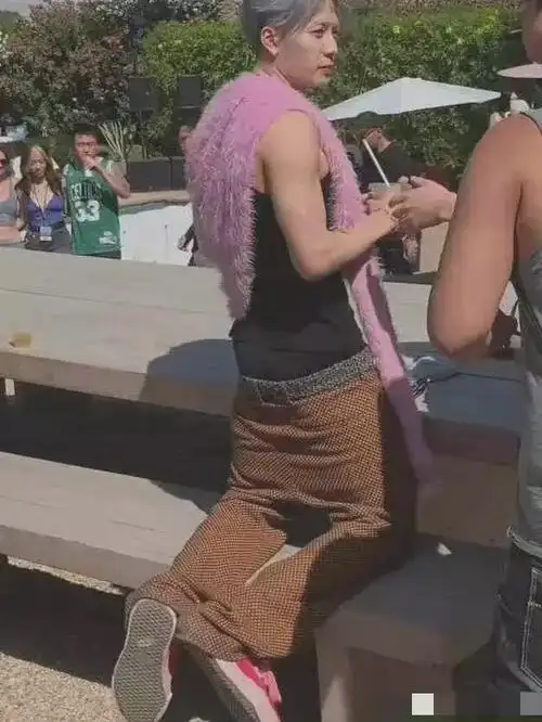 王嘉尔近照曝光内裤半露法令纹明显穿着让网友无法接受