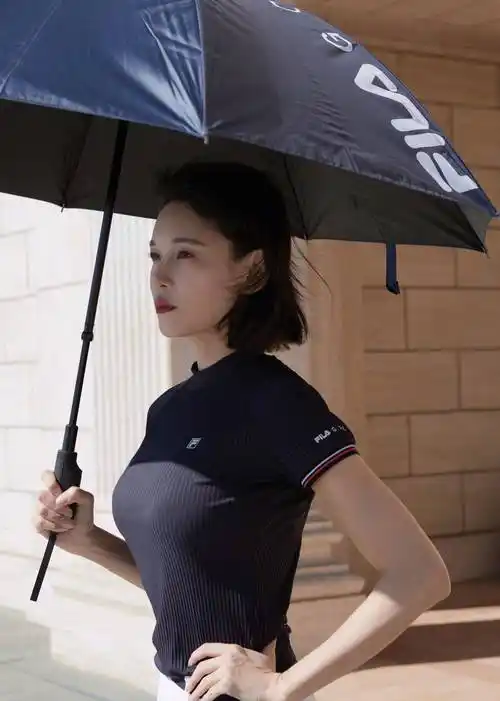 武打女星张蓝心,在蓝天白云下,展示大长腿和骄人身材