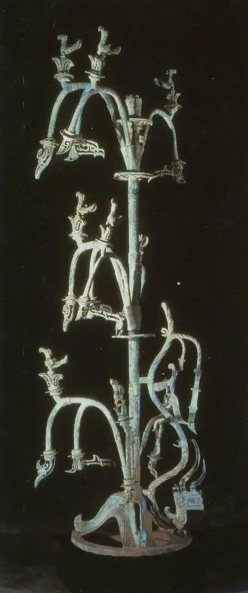 底座直径93厘米 三星堆博物馆藏1986年出土的这株青铜神树由底座,树身