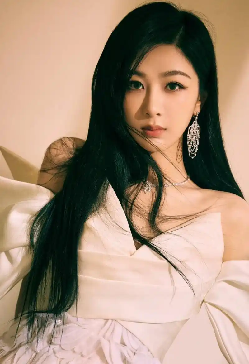 杨紫 杨紫披肩长发搭配鲜花裙摆造型,缱绻温柔的优雅氛围,女神降临了