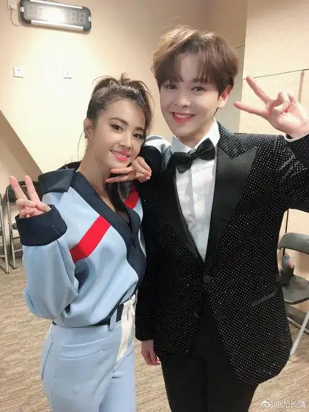 尤长靖晒与蔡依林合照 比v灿笑心情大好!