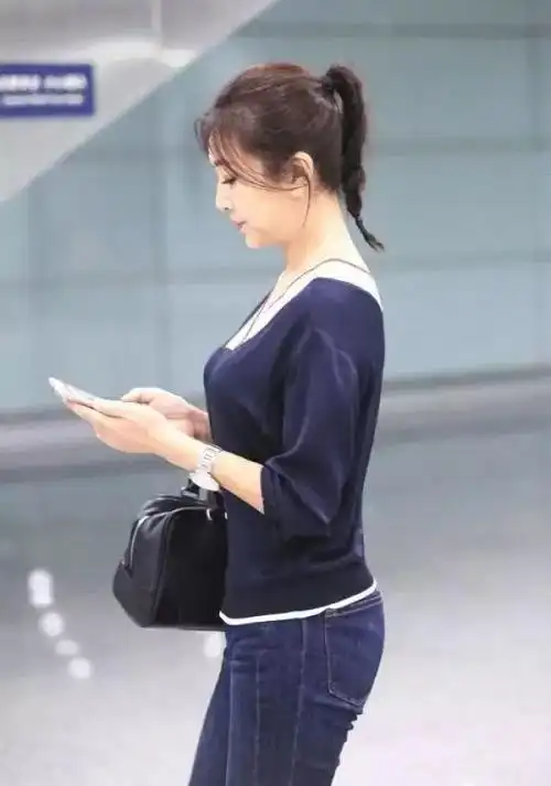 50岁的江珊近照曝光不愧是靳东的深爱小15岁男友也被深深迷倒