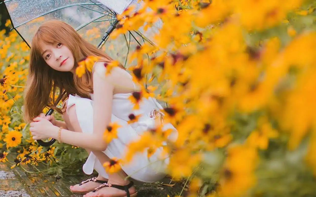 大眼睛美女养眼户外写真图片桌面壁纸