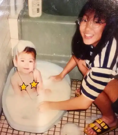 小时候,她是跟着爸爸一起长大的,父亲对她很好.