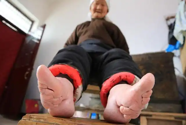 后主李煜之妃将脚裹成新月形皇帝看后龙颜大悦