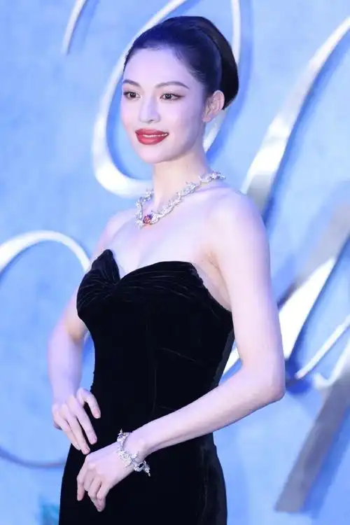 钟楚曦红唇盘发