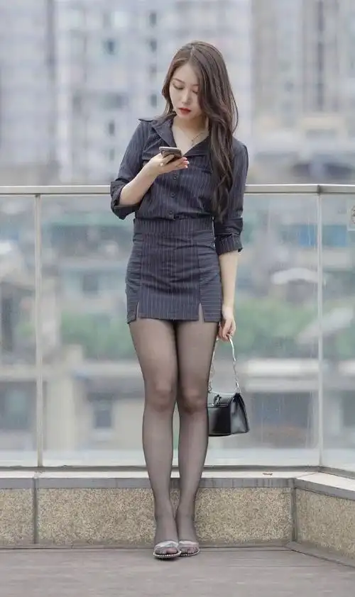 时尚街拍穿时尚黑色包臀裙的小姐姐搭配黑色丝袜和高跟凉鞋很飒的感觉