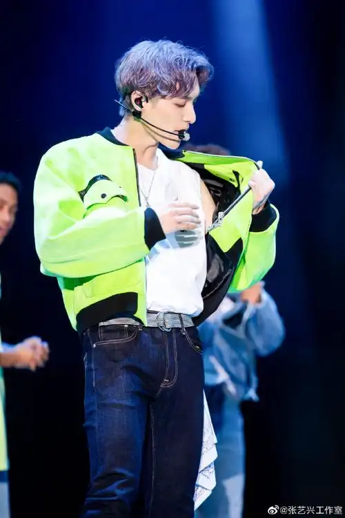 的花絮里,张艺兴与外国舞者无障碍交流,外国舞者称赞张艺兴的狂派舞