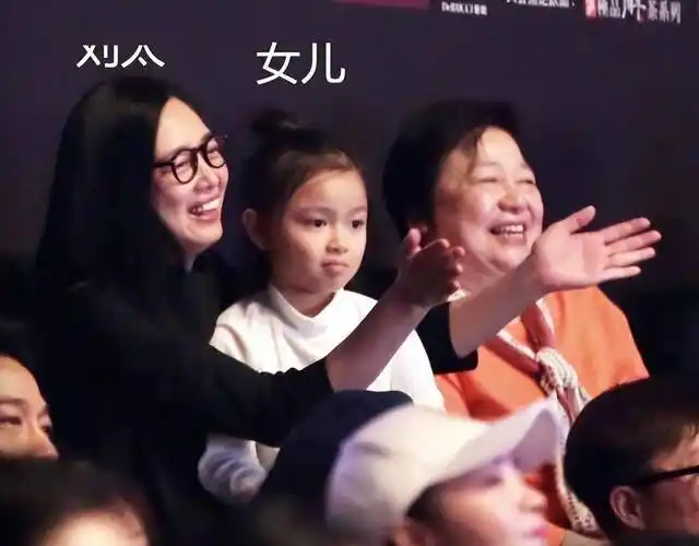 小龙女刘向蕙迎12岁生日,眉眼神似妈妈,华仔否认为女儿追生弟弟