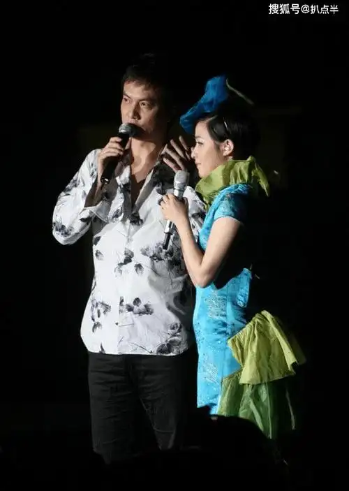 李泉比朱珠大15岁,当时已经手握《我要我们在一起》《眼色》等经典