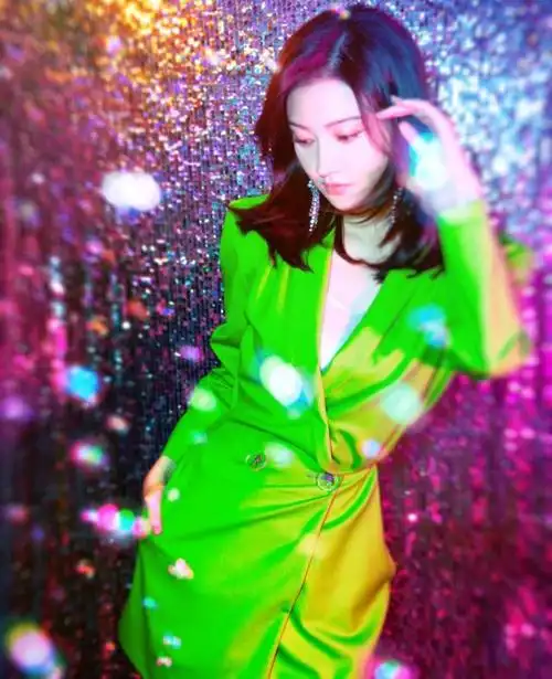 今年比较流行西装裙穿搭景甜穿上淡绿色西装裙清新又洋气