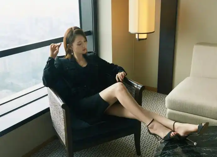 陈乔恩"过分"了,10厘米细高跟配西装裙,双腿搭桌上好撩人