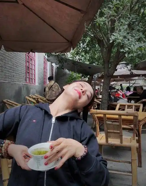 袁姗姗分享生活美照,身姿曼妙惹人爱,俏皮可爱甜如初恋_黑色_照片