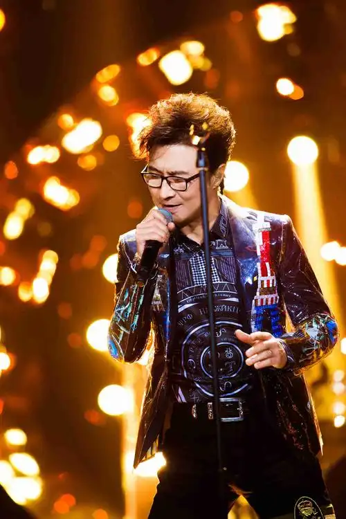 "歌手"汪峰破次元演绎《普通disco》 肆玩"鬼畜"古典乐