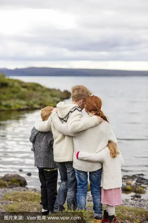 兄弟姐妹站在湖边的背影