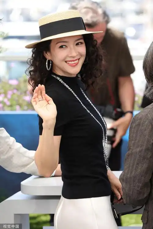 章子怡戛纳度假风造型##酱园弄戛纳photocall