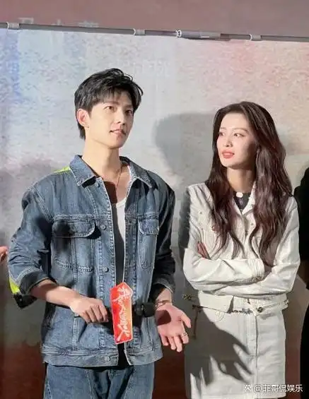 在视频中,杨洋和王楚然分别前后进入酒店,之后两人在酒店内停留了整整