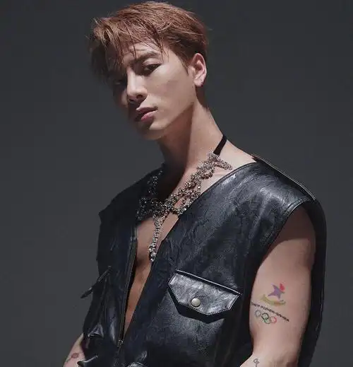 王嘉尔五官好精致潮男形象深入人心浓郁港风韵味让人移不开眼