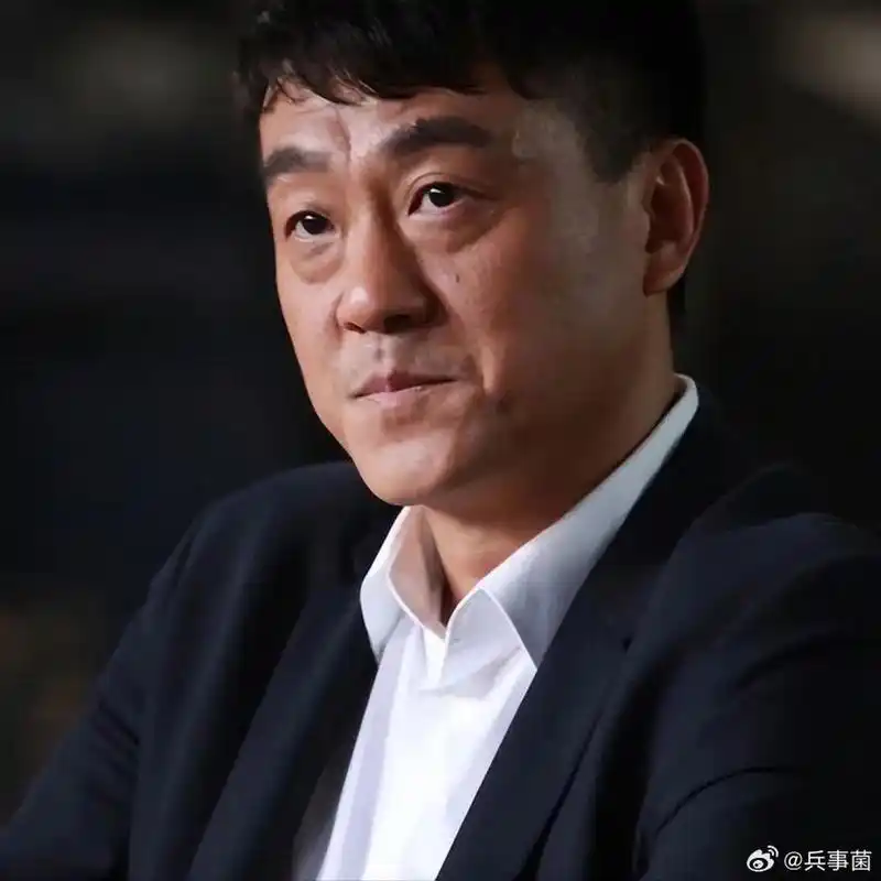 演员何冰与妻子李海洋是初中同学,多年后重逢并结婚.