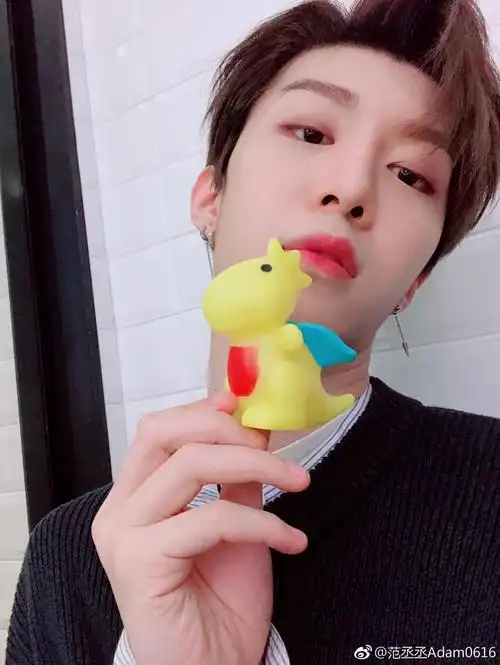 范丞丞送粉丝破700万福利 压箱底自拍竟有长发女装look