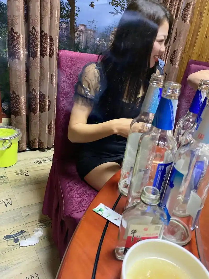 多希望我在喝酒的时候能有一个人拉着我的手,深情的对我说,少喝 - 抖