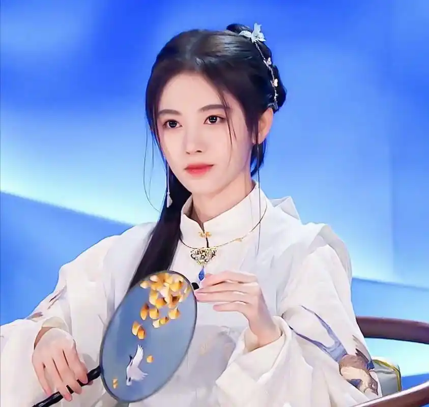 穿汉服的女生有多好看?看看鞠婧祎就知道了,既俏皮又甜美!