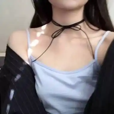 半露肩吊带女生头像上半身光着脚