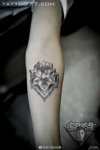 脚背脚链羽毛纹身图案