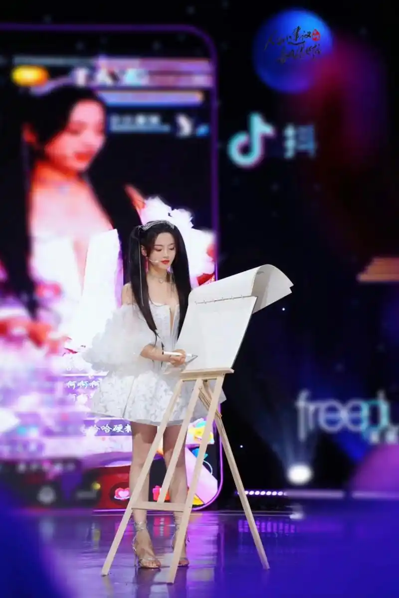 超越妹妹刚出道的时候身高168,这组图是杨超越生日直播,现在的她能不