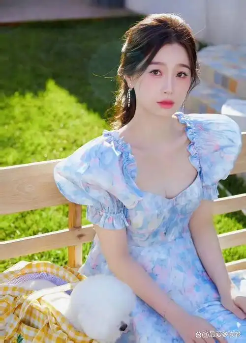 虞书欣演绎的连衣裙让你惊艳,尽显可爱与优雅